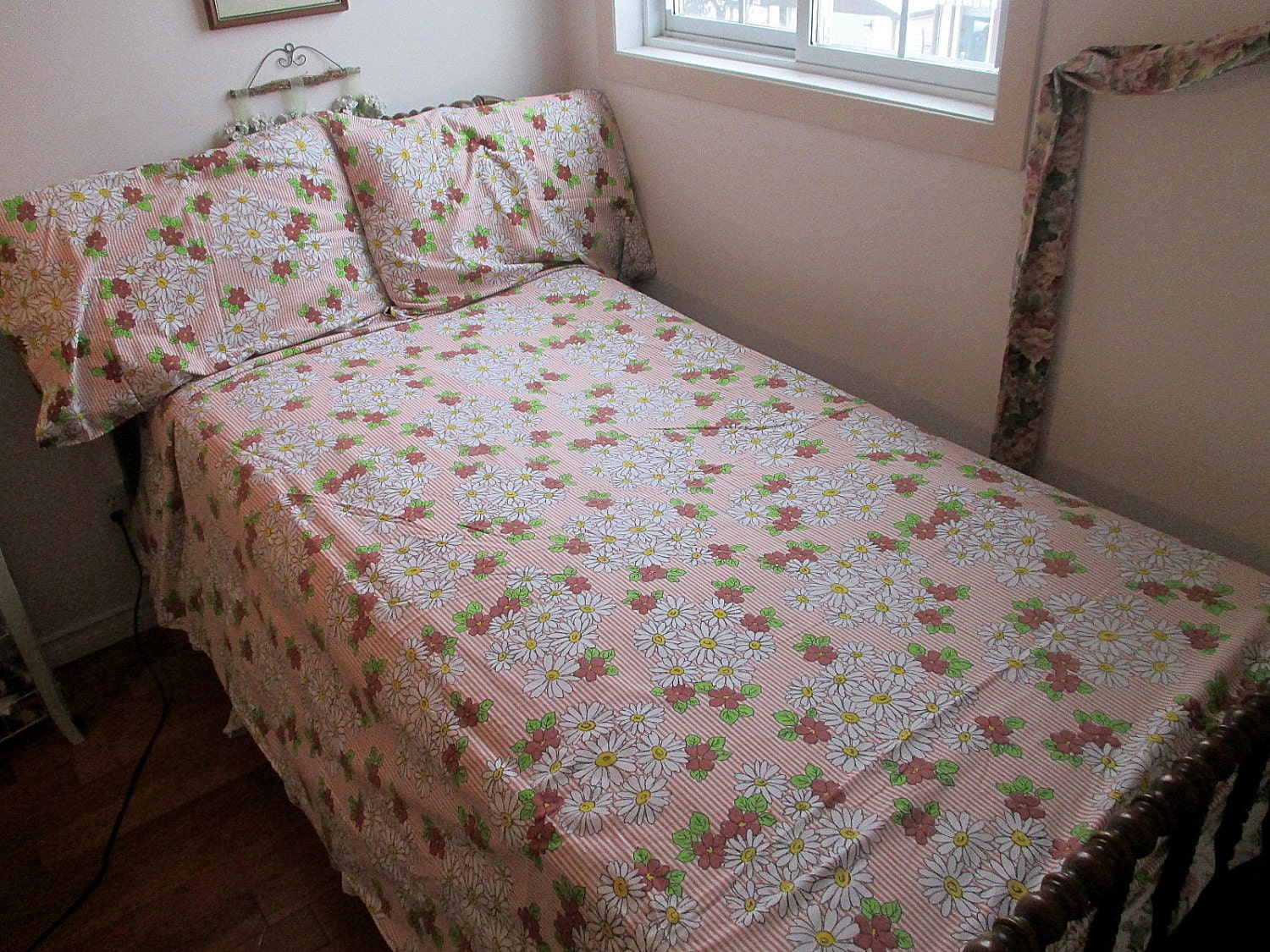 Vintage Daisy Bedding 1970s Retro Cotton Sheet and Two