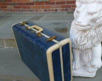 Vintage Samsonite suitcase: blue with ivory trim