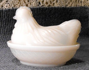 Vintage Milk Glass NESTING CHICKEN Collector Small White Nesting Chicken Excellent Condition