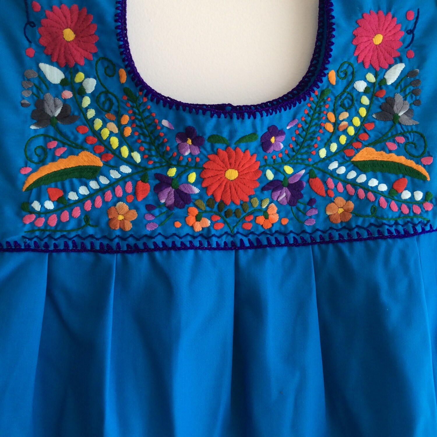 Mexican blouse hand-embroidered robe beautiful colorful