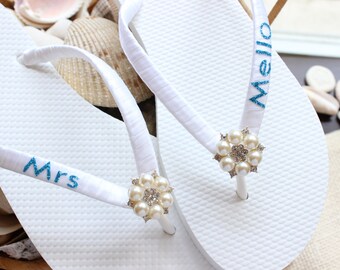 Bachelorette party favor FLIP FLOPS, Summer party, wedding gift sandals, bride flip flops, bridal, beach wedding shoes, soon to be mrs