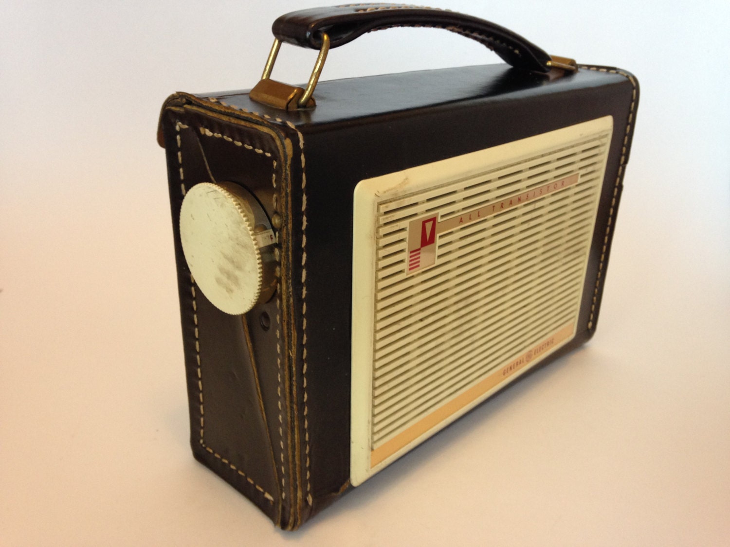 Vintage 1960's GE Portable Transistor Radio P795B