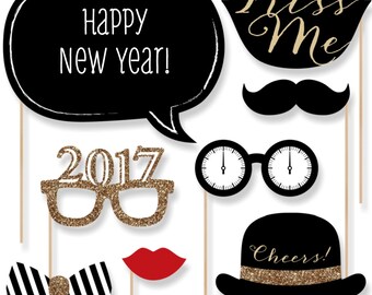 New Year's Eve Photo Booth Props - Gold Photobooth Kit with Custom Talk Bubble - Photo Booth Accessories - 20 Photo Props and Dowels