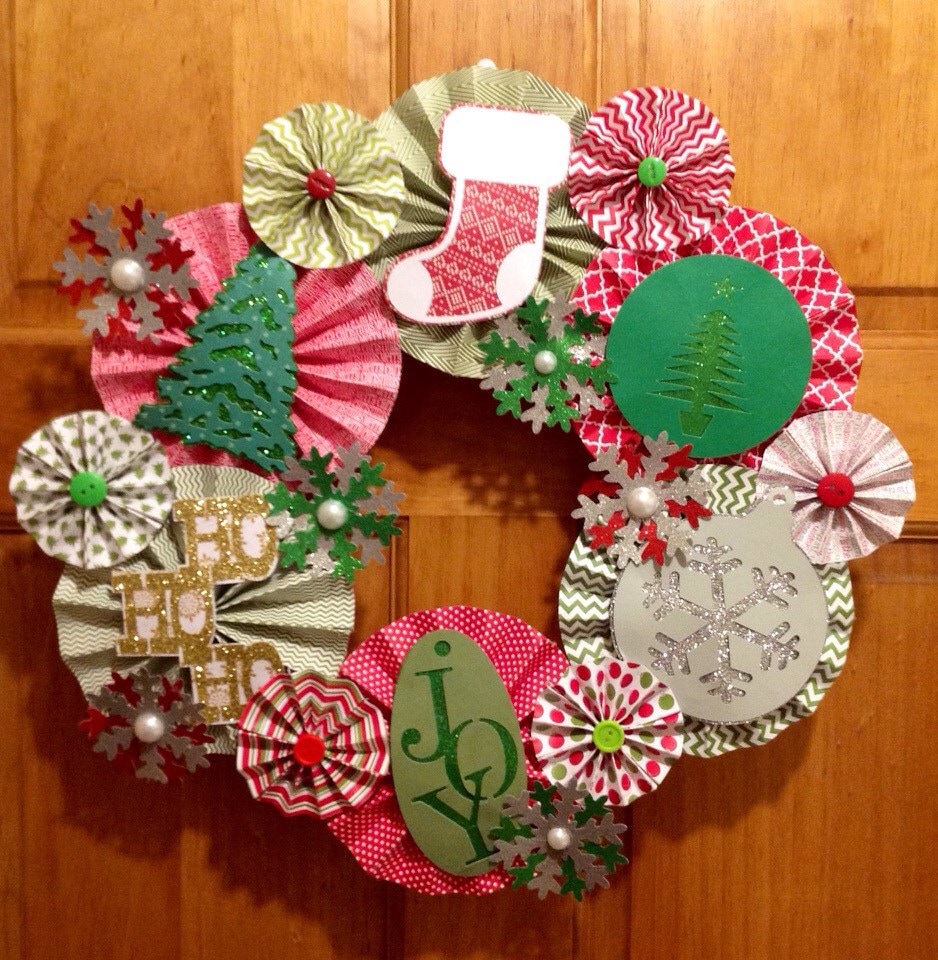 18 Christmas paper rosette wreath
