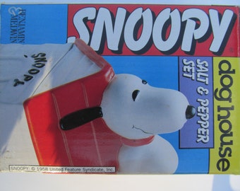 Peanuts Snoopy Salt and Pepper set -- NIP -- Benjamin & Medwin