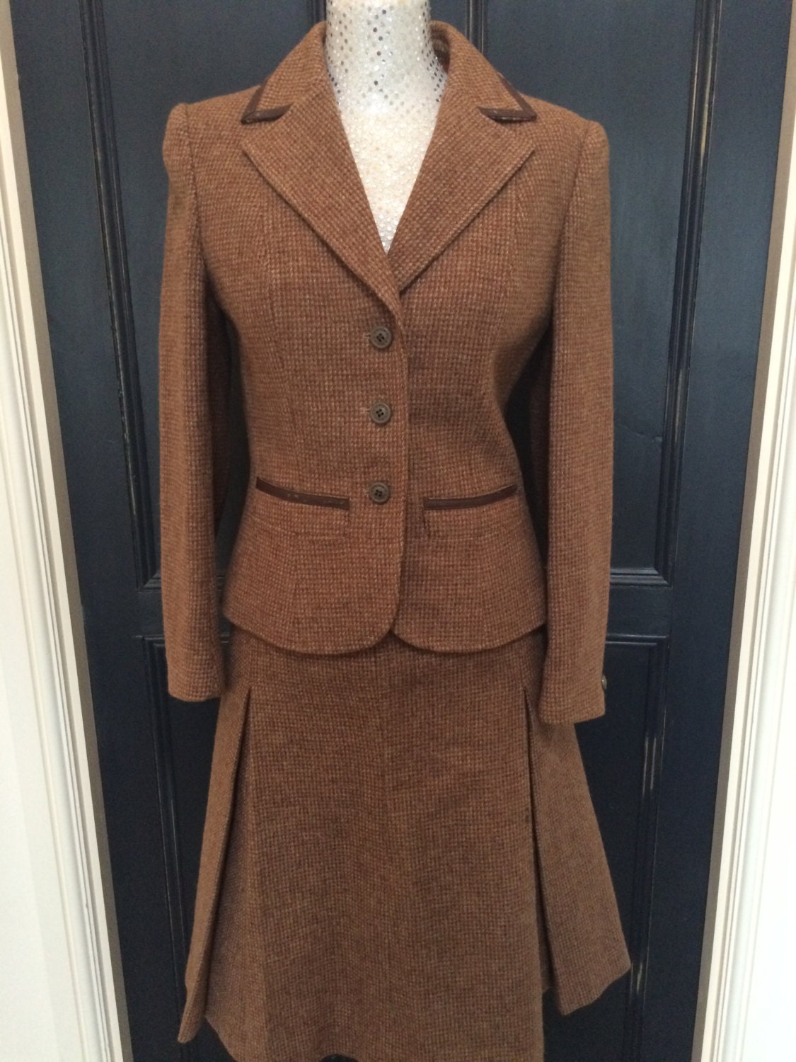 Womens vintage 1960's suit. Skirt and Jacket. Dereta