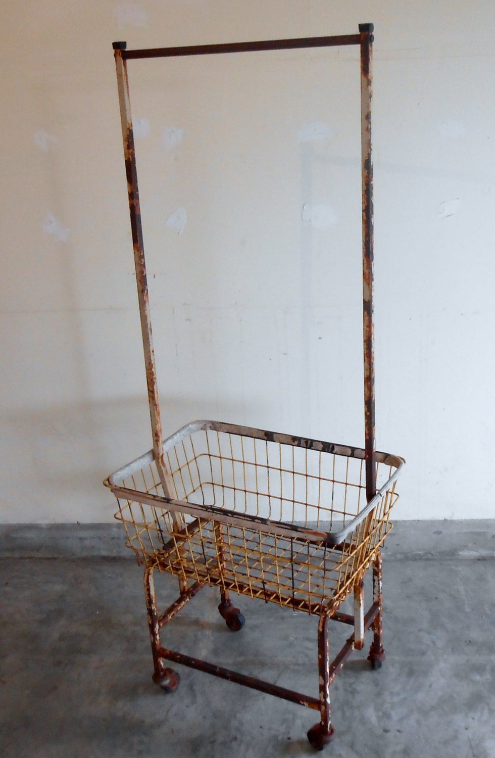 Vintage metalen wasmand kar op wielen rusty door kissmyattvintage