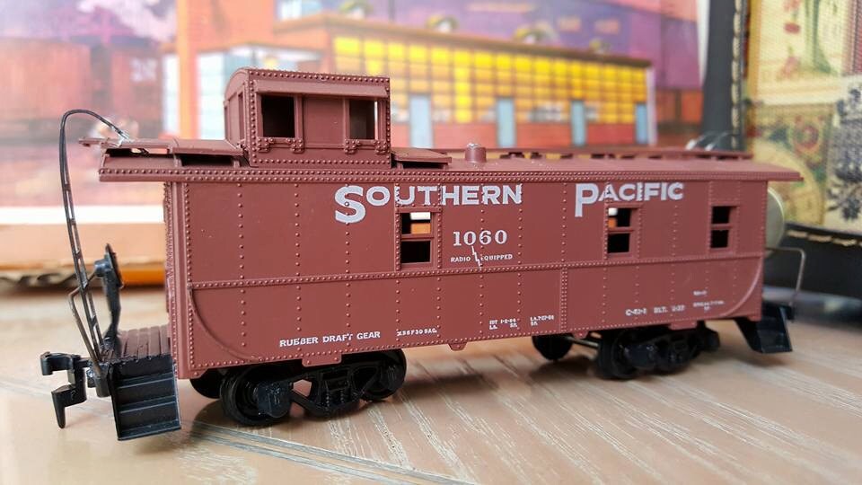 Vintage HO scale Southern Pacific 1060 train caboose
