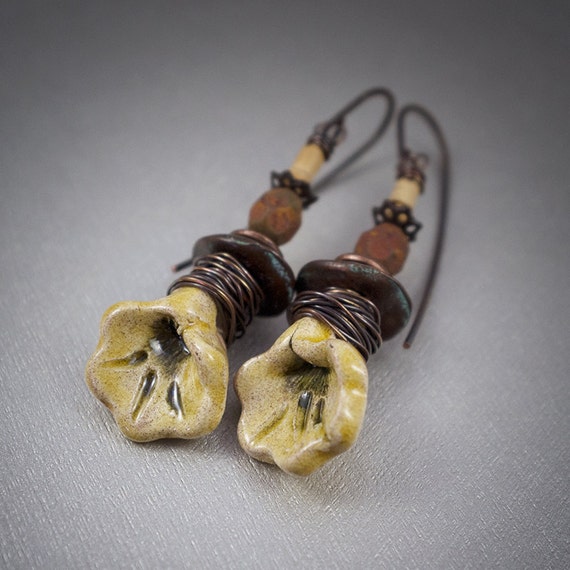 ceramic earrings rustic earrings ceramic flower by entre2et7