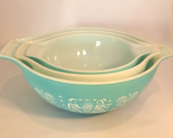 Set of 3 Pyrex Cinderella mixing bowls in "Amish" design Turquoise White - original from the 1960s