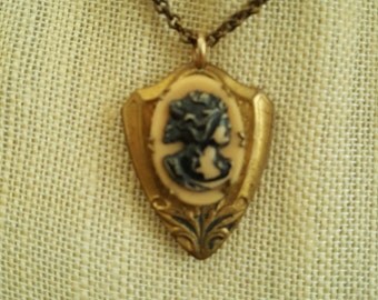 28 in chain vintage locket