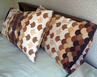 Vintage Pair of Pillowcases - Brown geometric shapes - very good condition