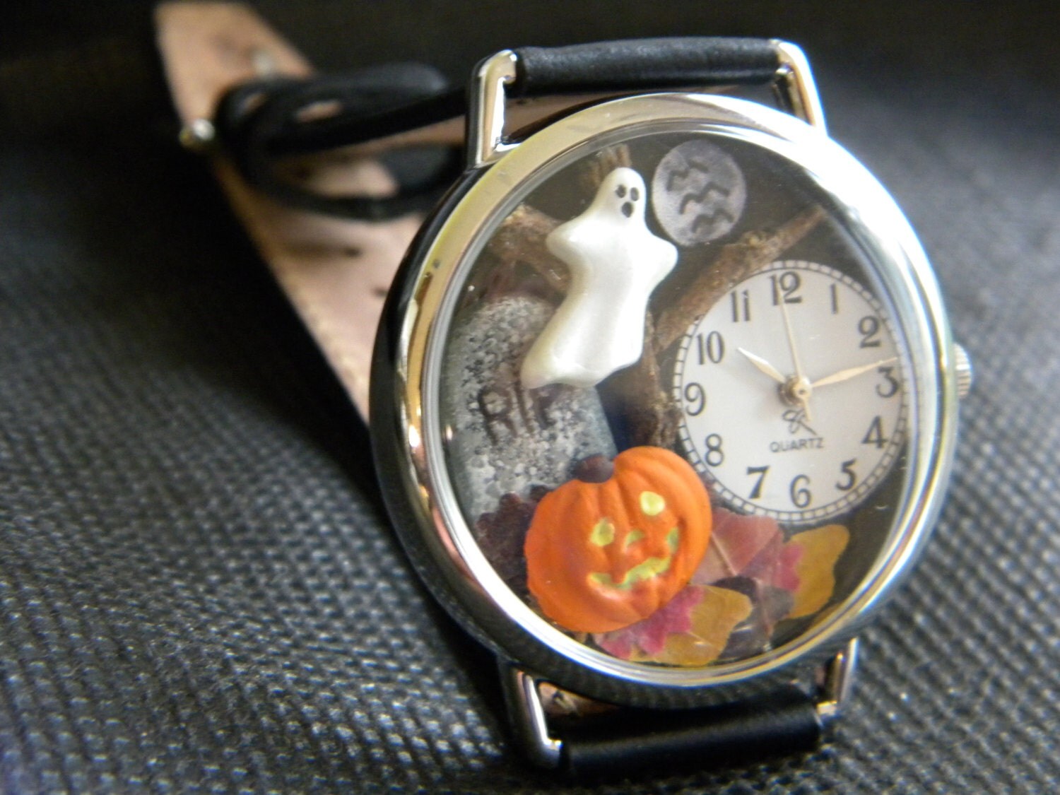 Spooky Halloween Watch with glowinthedark pumpkin face and