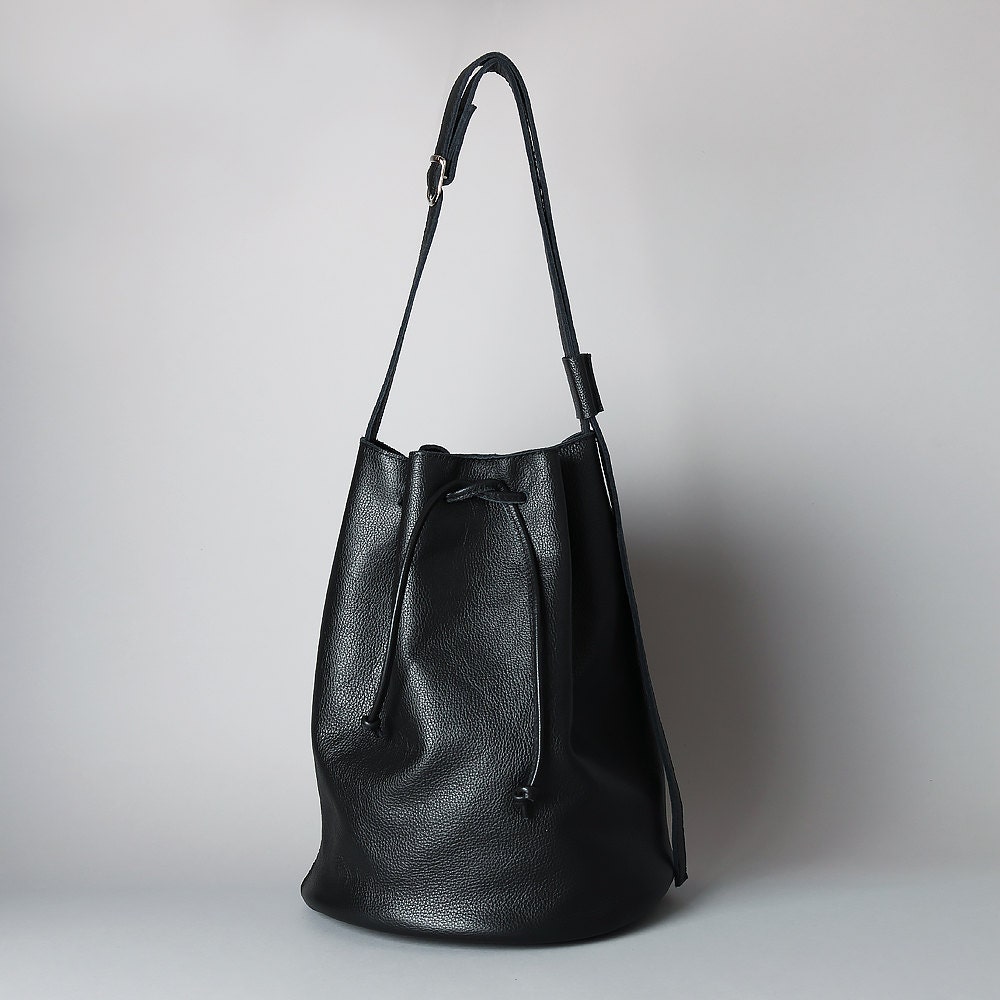 Drawstring leather bucket bag in black leather bucket by RARAMODO