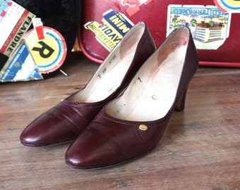 Vintage 1970s Salvatore Ferragamo Heels // 70s Designer Maroon Leather Pumps // DIVINE