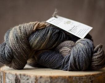 Fil a tricoter en alpagas teint à la main, brun moka, marine, gris charcoal, hand dyed alpacas yarn grey, fawn and Navy