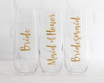 personalized champagne flutes // bridesmaid champagne glasses // bridesmaid proposal gifts // bridesmaid gifts // mom of the bride gift