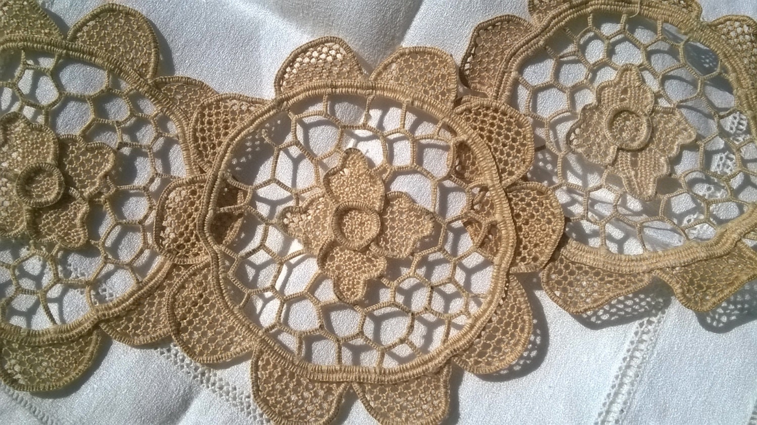 3 Victorian Daisy Doilies small Venetian lace doilies beige