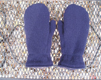 Upcycled wool sweater mittens. Navyblue wool mittens. Dark navy blue sweater mittens. Fleece lined. Small or Medium.