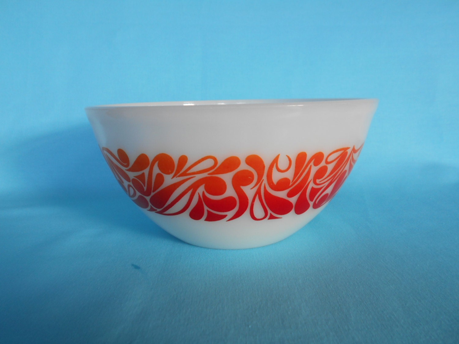 Retro Agee Pyrex Large Mixing Bowl Paisley