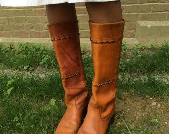 Vintage Leather Campus Boots with Stacked Heel and Braided Embellishment - Size 6 (1970s)
