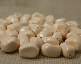 Vintage Retro 15mm Cream Lucite Faceted Beads (20 Pieces)