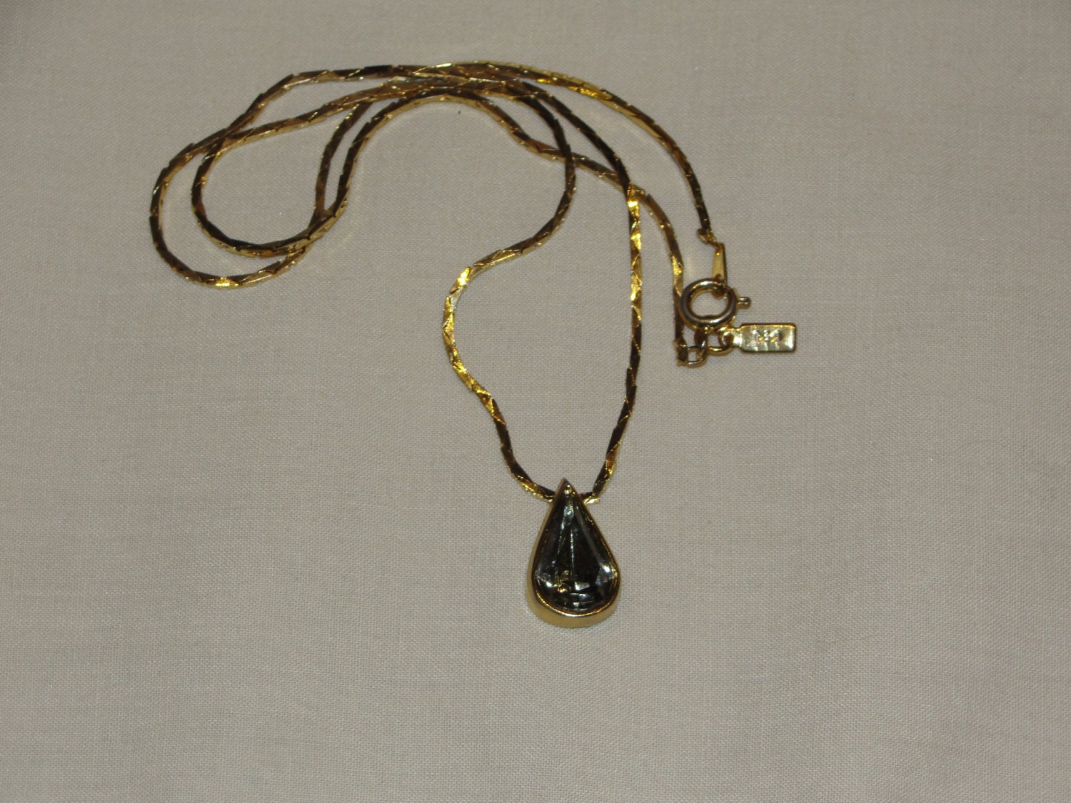15 Teardrop Necklace Goldtone w/Charcoalcolored Stone