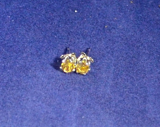 Citrine Studs, 5mm Round, Natural, Set in Sterling Silver E935