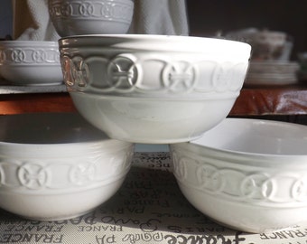 Vintage Pfaltzgraff Links cereal, soup or salad bowl. Classic white-on-white dinnerware. Embossed chain link around perimeter. RARE!