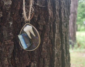 Deer tooth and colored quartz mini pendant