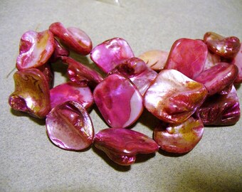 Mother of Pearl Nuggets Fuchsia 15 - 20MM