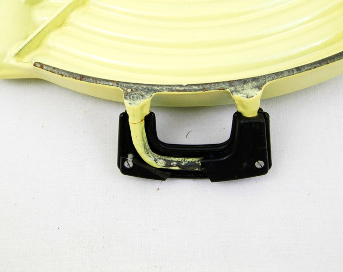 Vintage French Designer Bright Yellow Enameled Cast Iron Le Creuset Toastador Designed by Raymond Loewy in 1958, Retro Kitchen Grill Cooking Vintage French Designer Bright Yellow Enameled Cast Iron Le Creuset Toastador Designed by Raymond Loewy in 1958, Retro Kitchen Grill Cooking