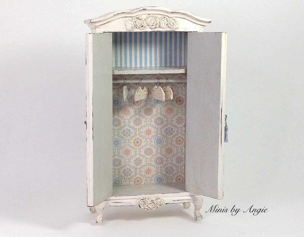 Dollhouse miniature closet. Dollhouse wodrobe. by MinisbyAngie