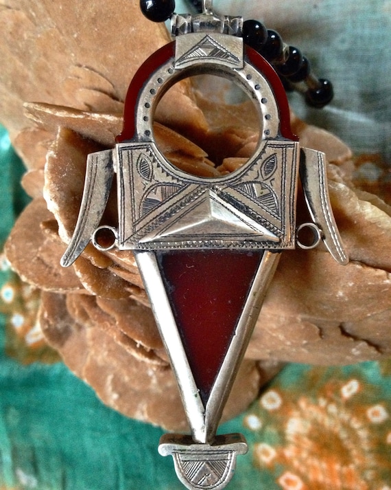 Tuareg Silver Amulet with Agath Telhakimt or Tanfouk with Onyx and Silver beads