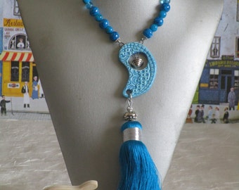Ravissant collier pendentif court en perles avec connecteurs en céramique et pompon