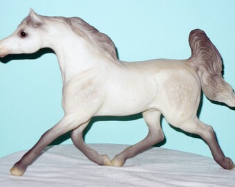 Vintage United Design Trotting Grey Arabian Horse Stone Critter Resin
