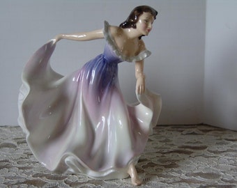 Royal Doulton A Gypsy Dance Figurine hn 2230