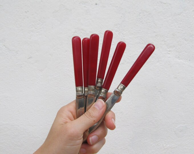 Vintage butter knives, cherry red lucite knife set, stainless steel butter spreaders, collectible boxed flatware, kitchenalia