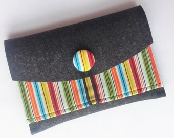 eBook reader Pocket made of wool felt