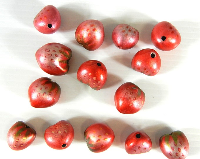 Set of 14 Dimensional Acrylic Strawberry Beads