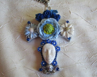 Collier pendentif "série de croix fleuries "