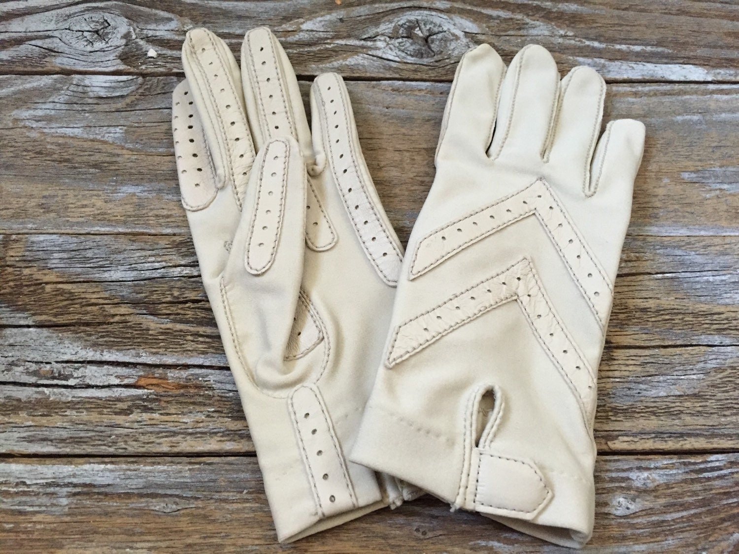 Vintage Isotoner Driving Gloves Cream Colored Ladies One Size