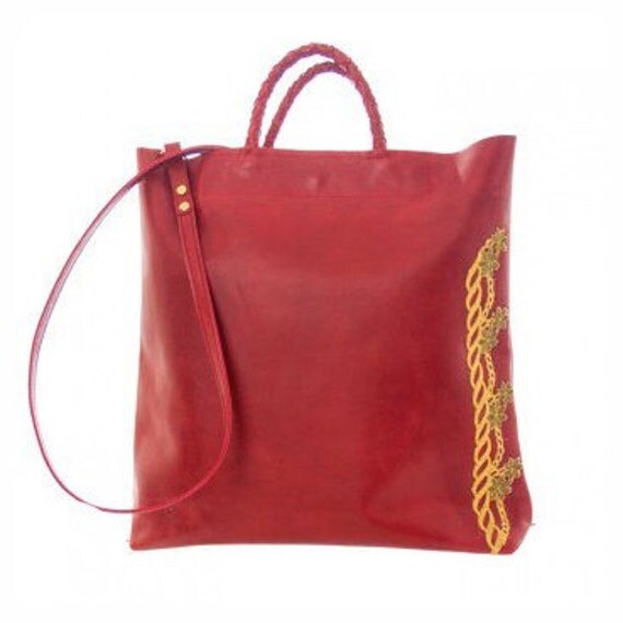 Handbag in Spanish leather and handmade golden braids.