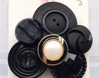 SALE! Vintage Black Button Cluster Brooch ~ Vintage Button Jewelry ~ Vintage Button Pin ~ Vintage Brooch Pin ~ Button Brooch ~ Vintage Pin
