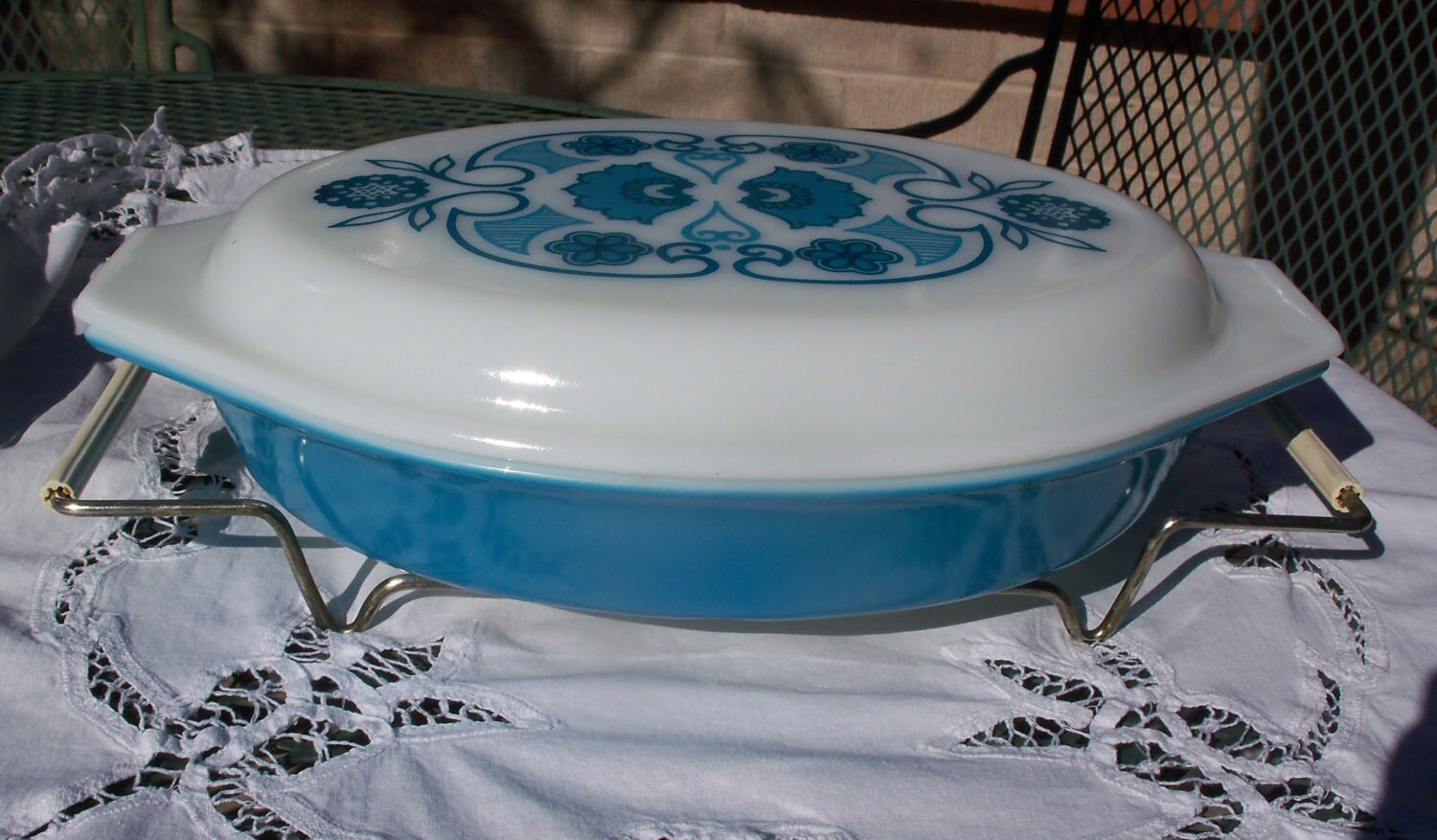 Pyrex Horizon Blue Divided Dish with Opal Decorated Lid and