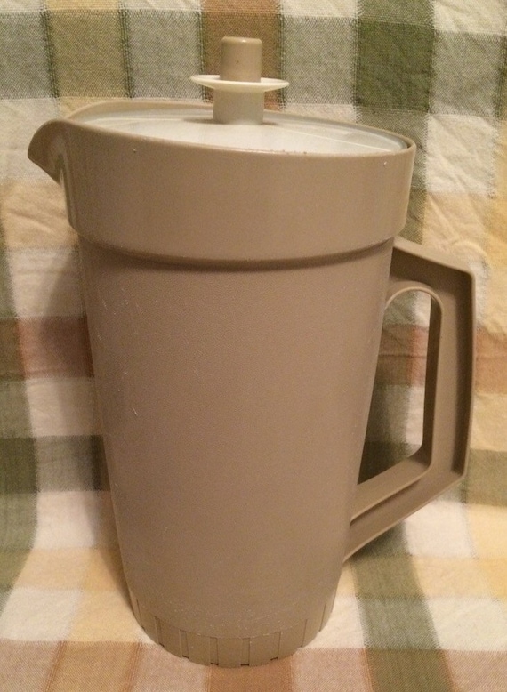 Vintage 2 quart Tupperware Pitcher 8007