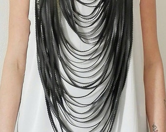 Collana lunga. Maxicollana camera d'aria riciclata e anelli metallo. Handmade. Colori nero e argento. Regalo per lei.