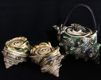 Vintage 1950's Conch/Sea Shell Teapot and Salt n Pepper Shakers (TTT9)