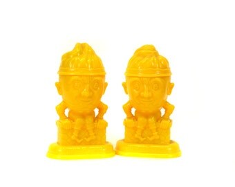 Vintage Yellow Plastic Humpty Dumpty Salt & Pepper Shakers (E1008)