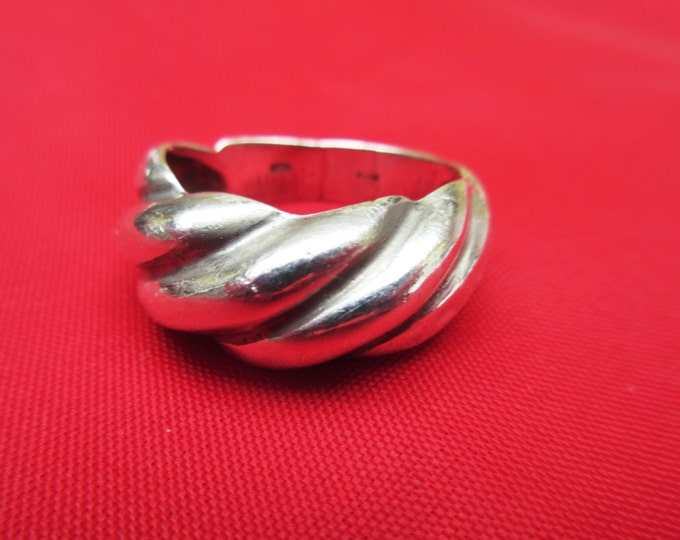 Sterling Band ring - twisted ribbed Silver -modern Mod design - size 7 1/2